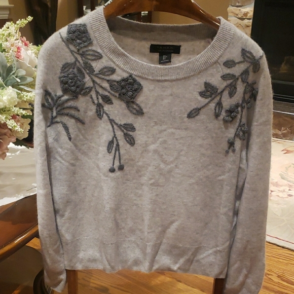 Nwt Tahari Gray Crew Neck Sweater with Floral Pattern - Picture 1 of 9